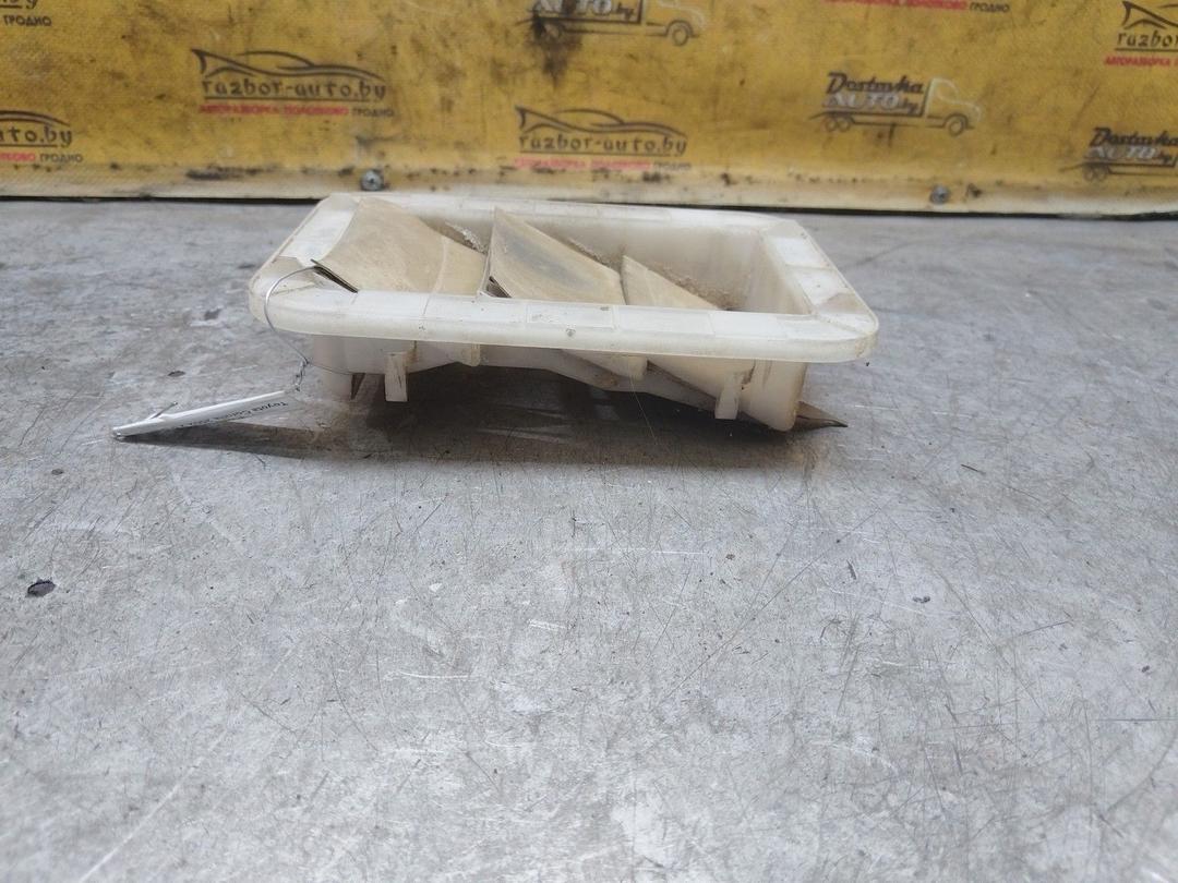 Решетка вентиляции кузова PWB4F9 Toyota Corolla