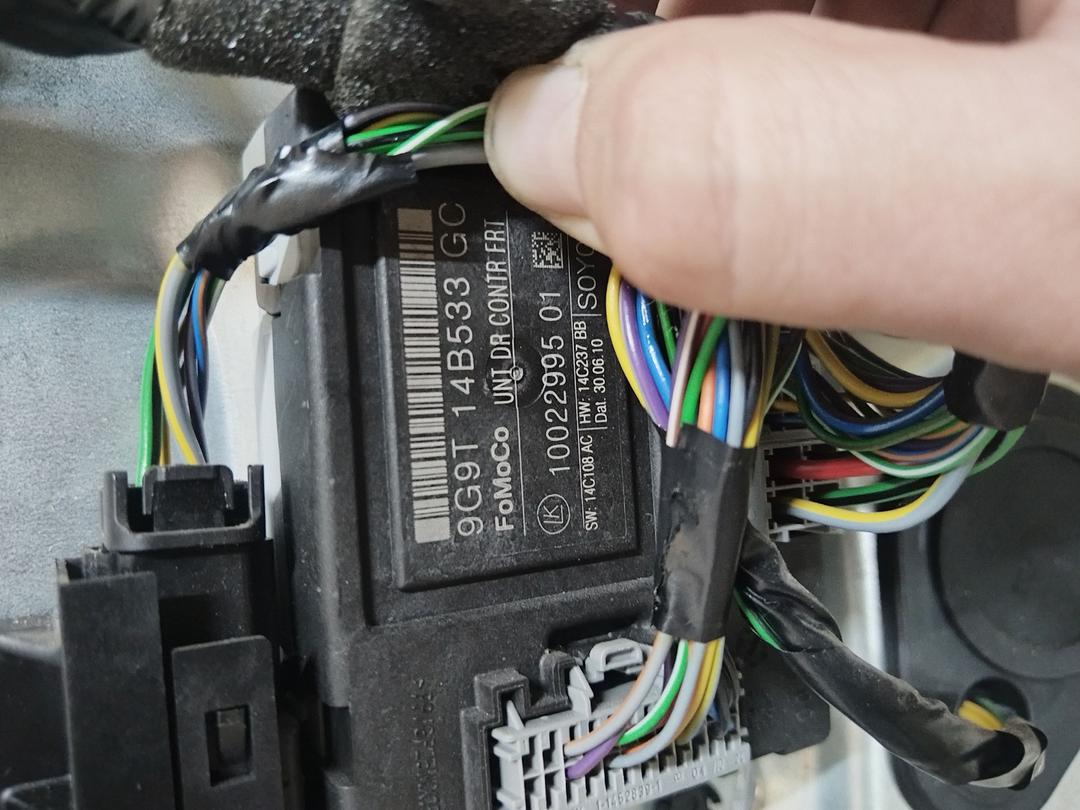 Стеклоподъемник электрический передний правый UG036R Volvo XC70 купить на авторазборке