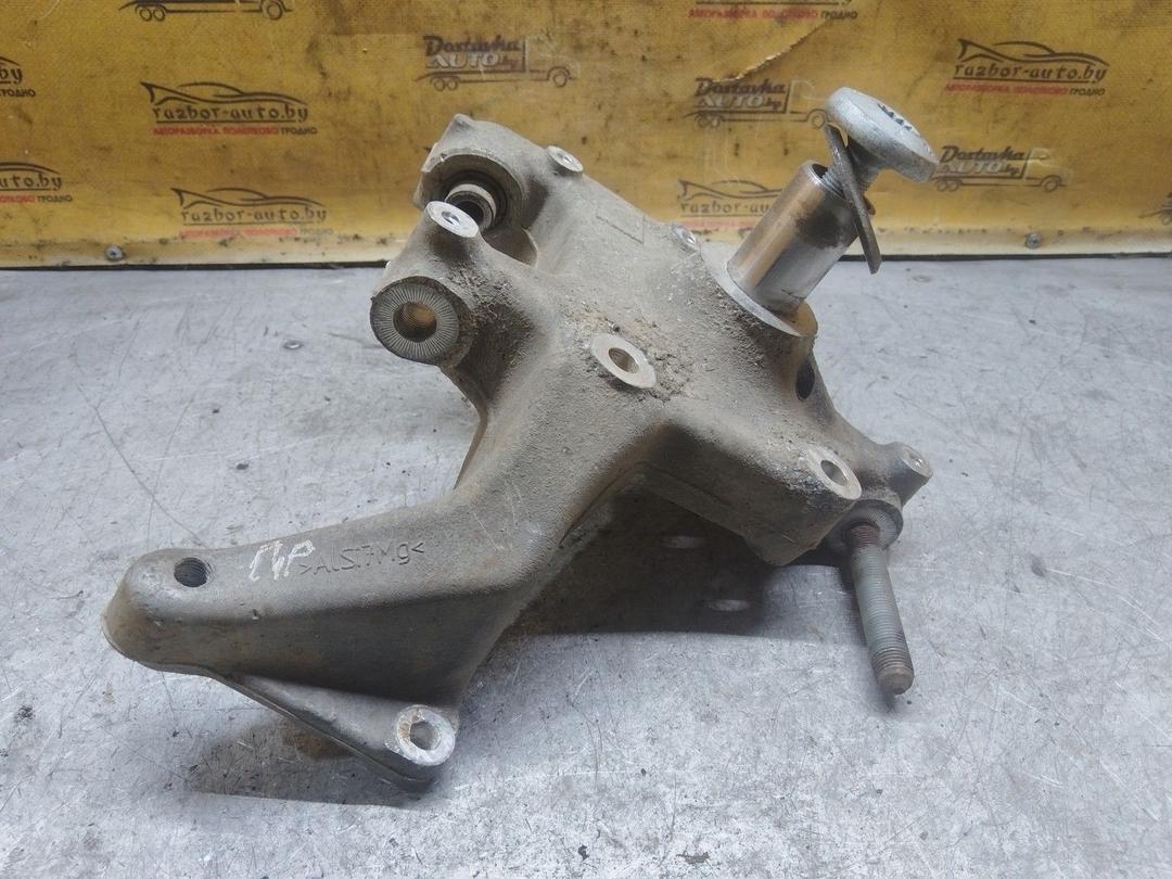 Кулак задний правый M2EUJM Volkswagen Passat купить на авторазборке