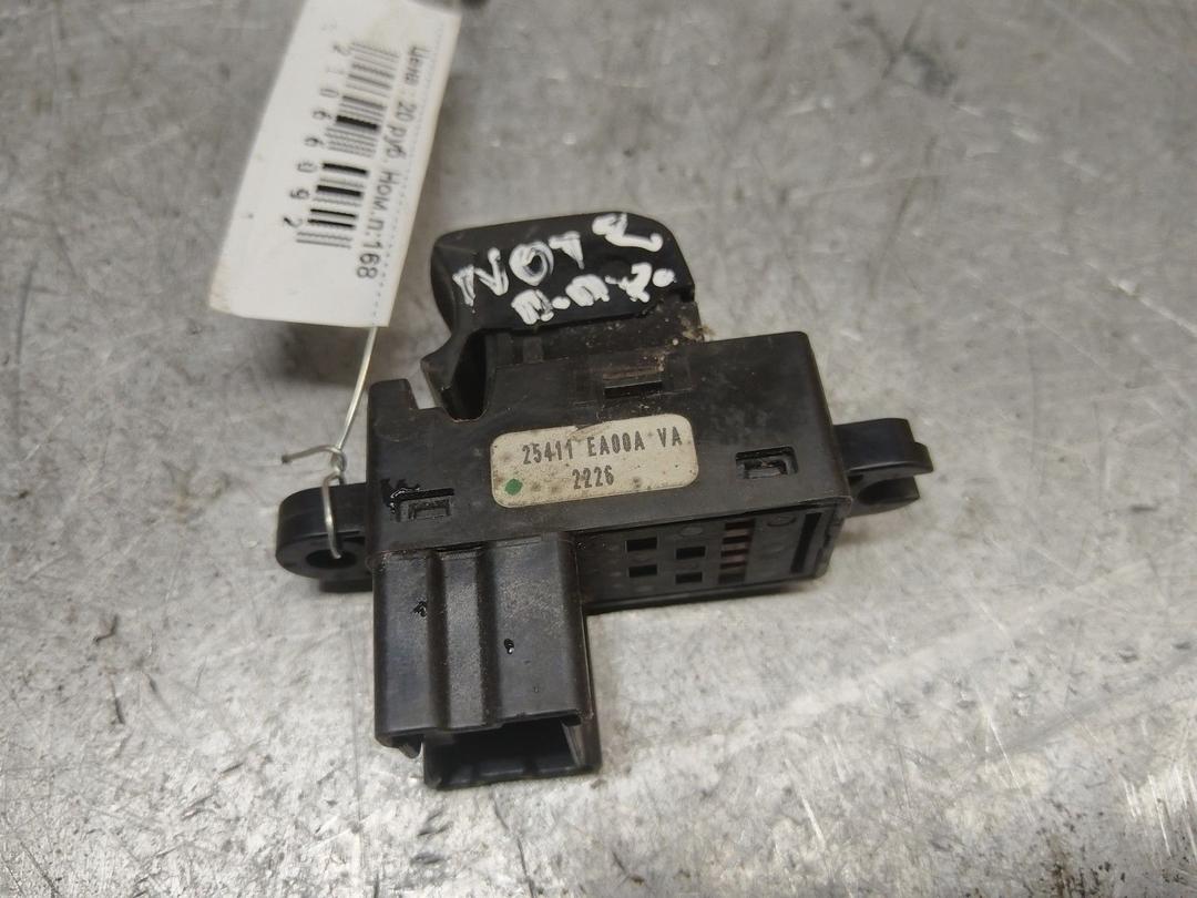 Кнопка стеклоподъемника переднего правого P9C53Q Nissan Note купить с доставкой