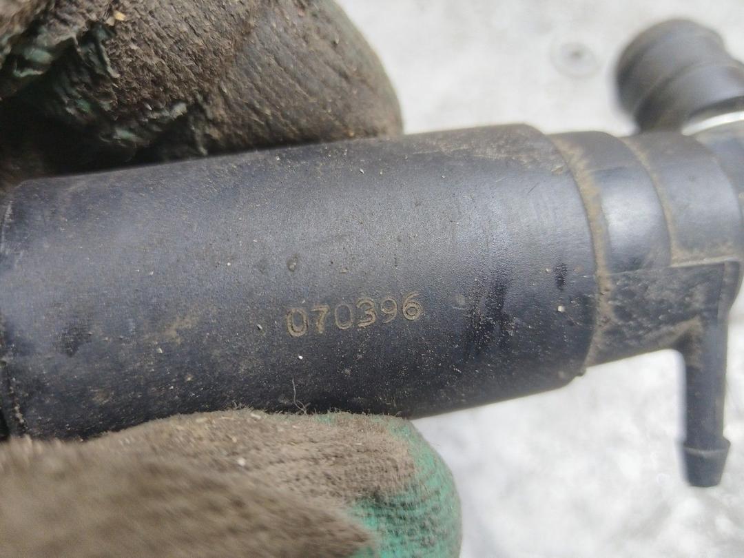 Насос (моторчик) омывателя стекла заднего C61F01 Mitsubishi Carisma купить на авторазборке