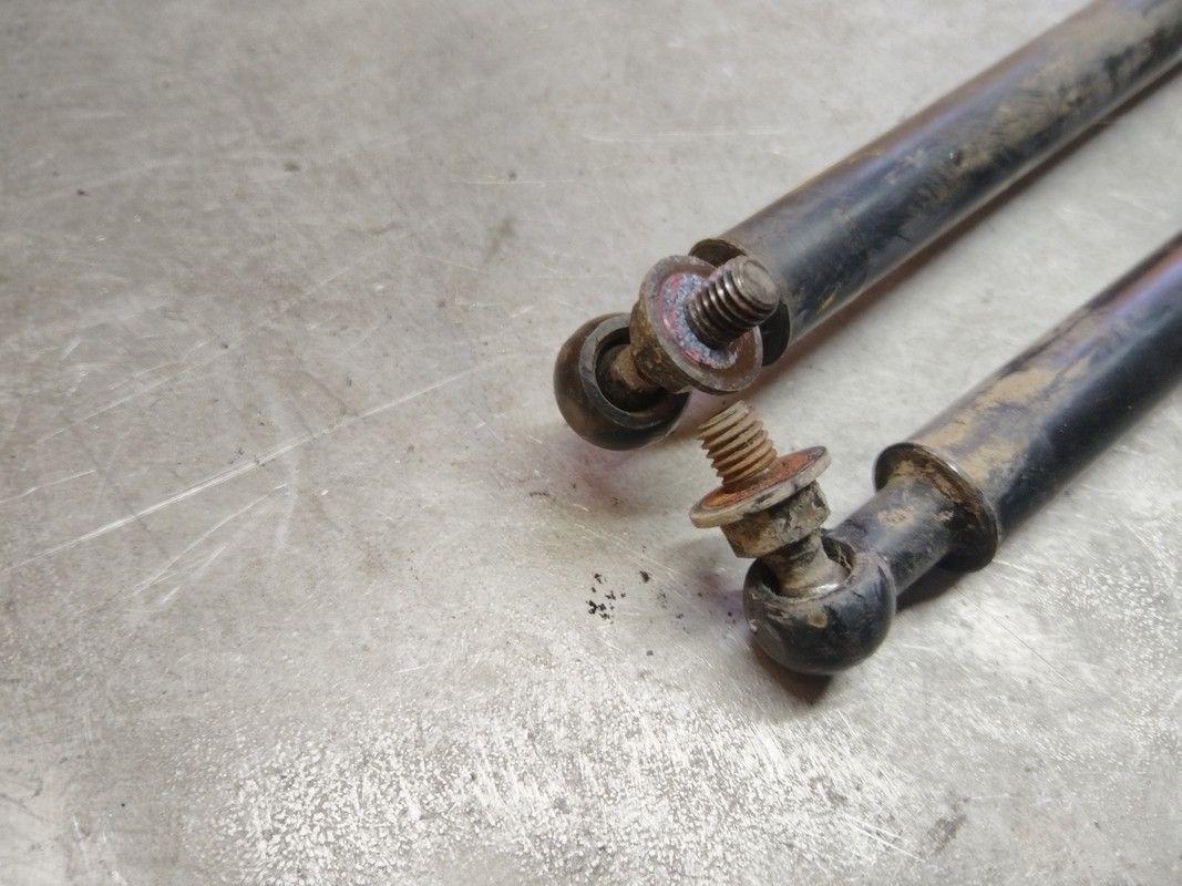 Амортизатор крышки багажника (3-5 двери) YL3U9I Kia Shuma - Фото 2