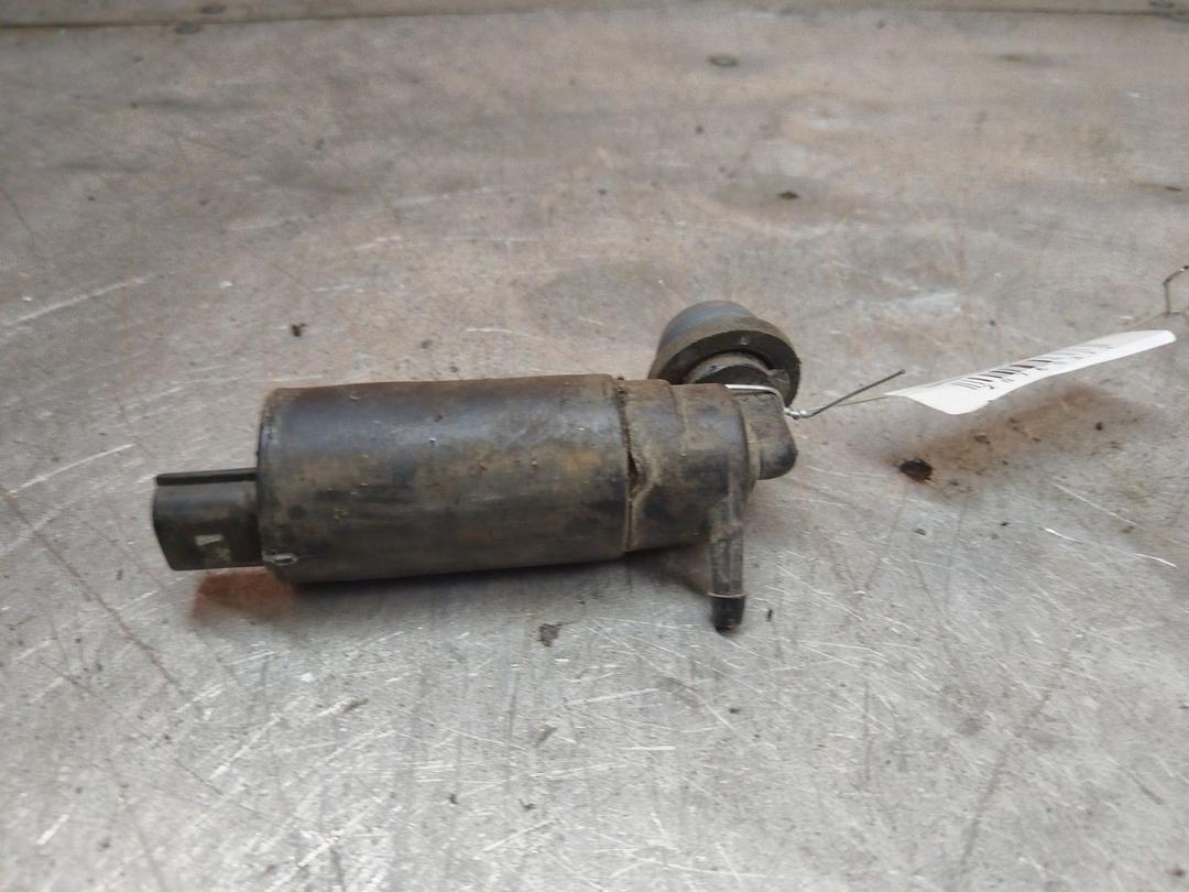 Насос (моторчик) омывателя стекла B8JG06 Toyota Corolla купить