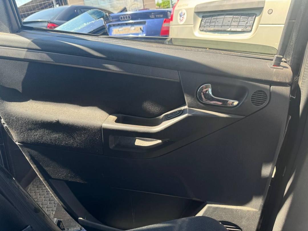 Обшивка двери задней левой (дверная карта) 5B7T3J Opel Meriva