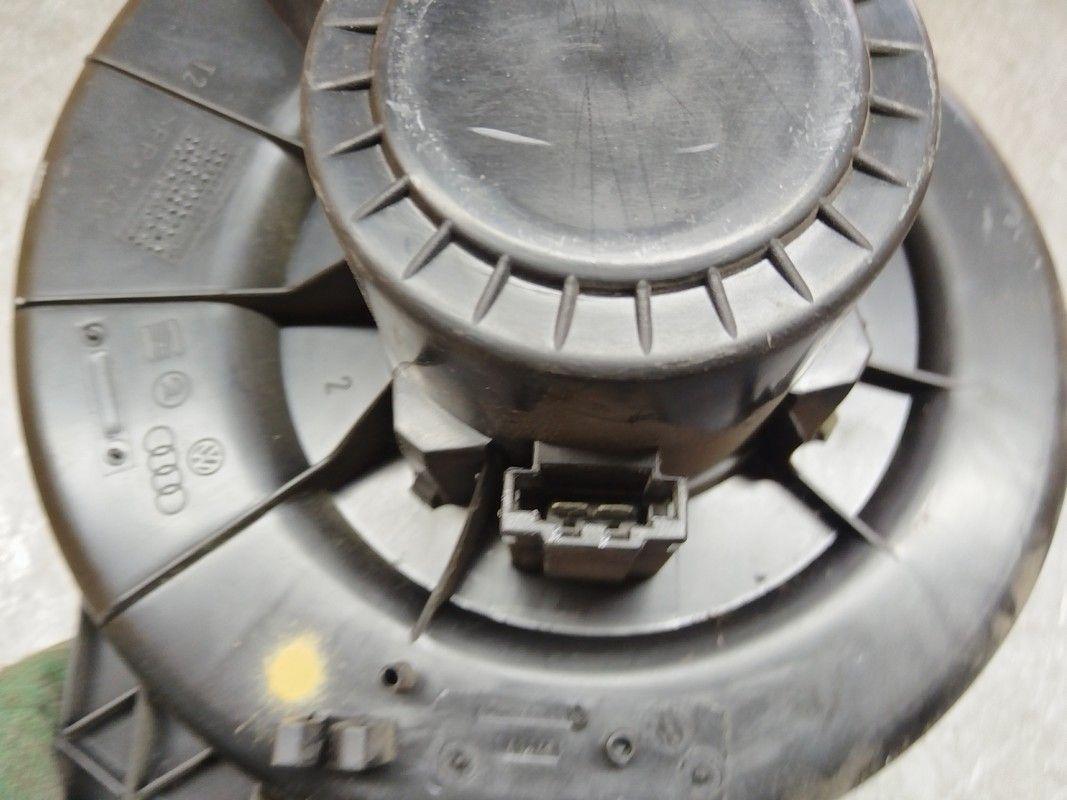 Моторчик печки V4NVLY Skoda Fabia купить на авторазборке