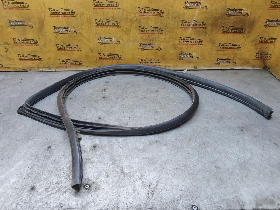 Уплотнитель двери передней правой PNNICV Toyota Avensis - Фото 1