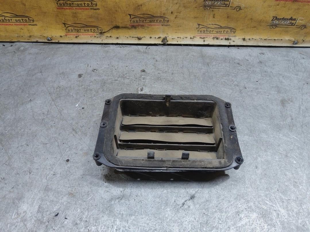 Решетка вентиляции кузова 5GPBGB Mitsubishi Carisma