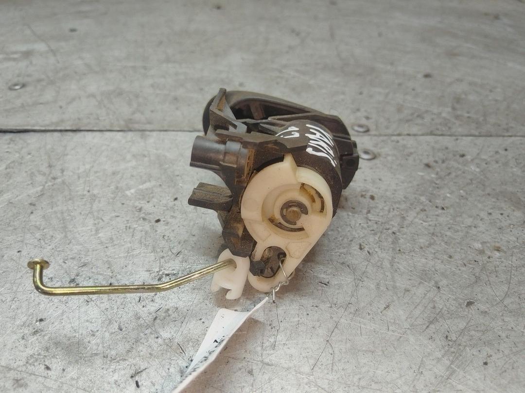 Кнопка открытия багажника UW0X7B Toyota Yaris - Фото 4