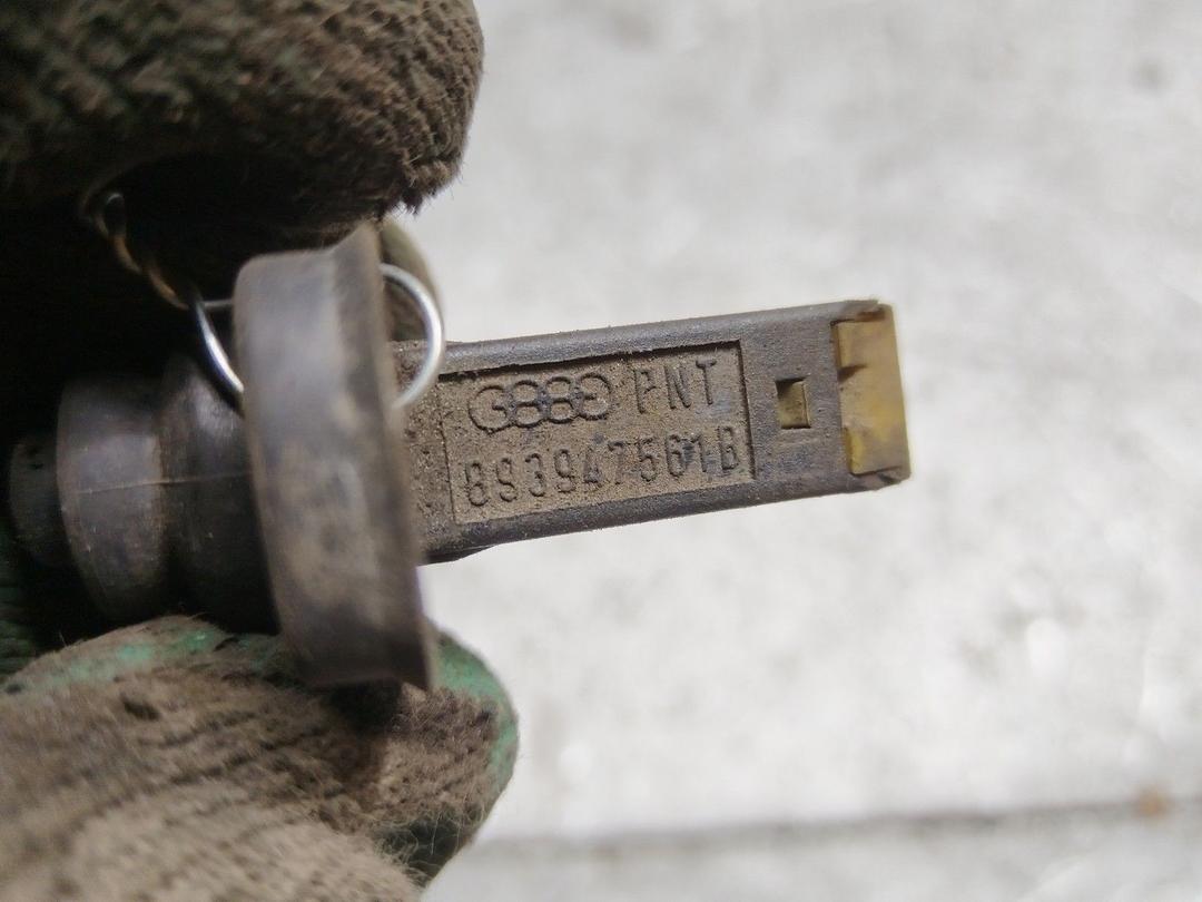 Выключатель концевой (концевик) QMHK16 Audi 100 купить в магазине запчастей бу