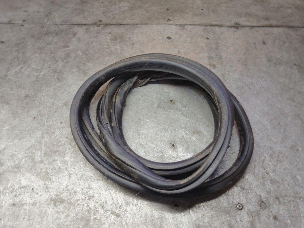 Уплотнитель двери передней левой XP0P07 Honda Accord