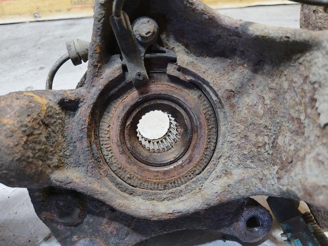 Кулак поворотный левый N8J0PJ Citroen C5 купить в магазине запчастей бу