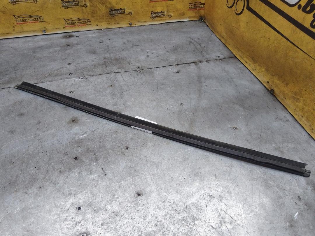 Молдинг стекла двери передней правой наружный UUPI5L Volkswagen Golf - Фото 2