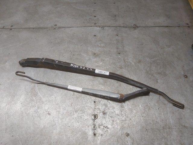 Щеткодержатель (поводок стеклоочистителя, дворник) QLT3U6 Nissan Primera купить