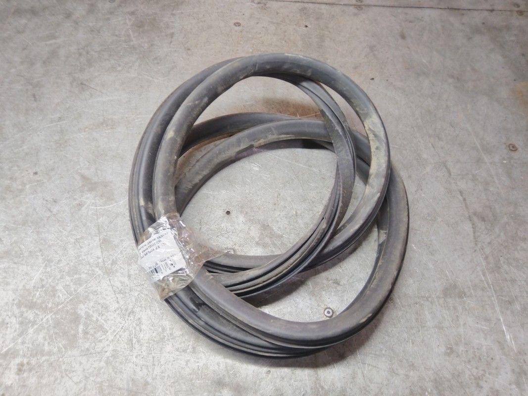 Уплотнитель двери задней правойTGU3WM Audi A6 - Фото 1