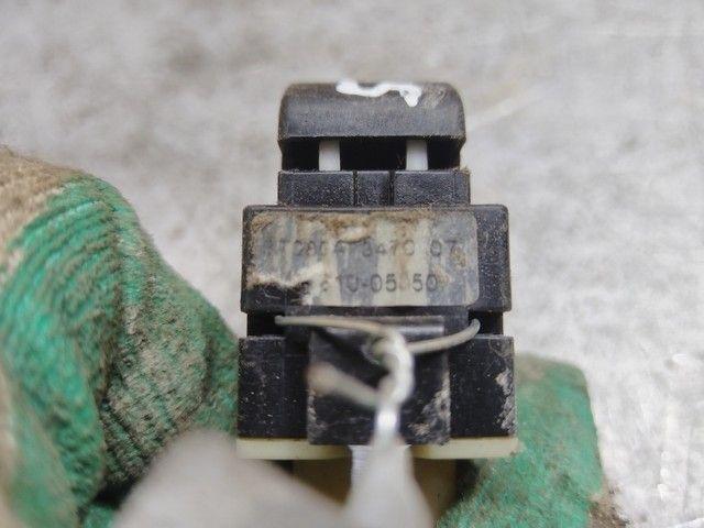 Кнопка стеклоподъемника переднего правого BI6J9H Toyota Avensis купить на авторазборке