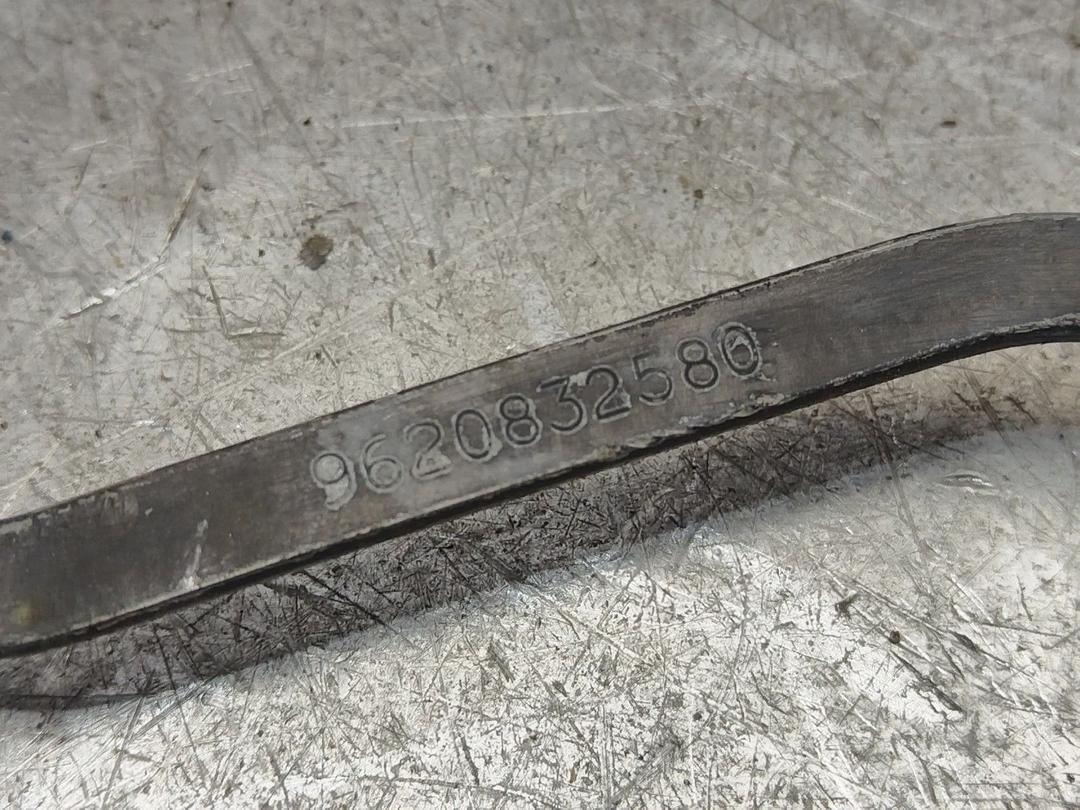 Щеткодержатель (поводок стеклоочистителя, дворник) 6JOV7S Citroen Saxo купить в магазине запчастей бу