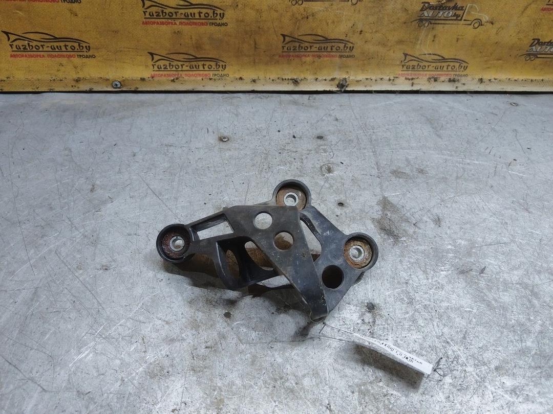 Кронштейн крепления троса КПП D3S679 Skoda Fabia