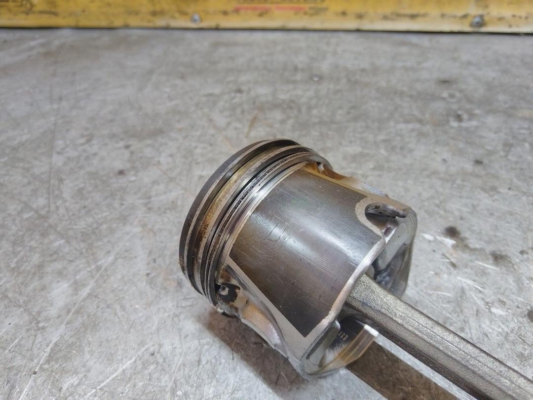 Поршень HJ2Y8S Volkswagen Golf купить в магазине запчастей бу