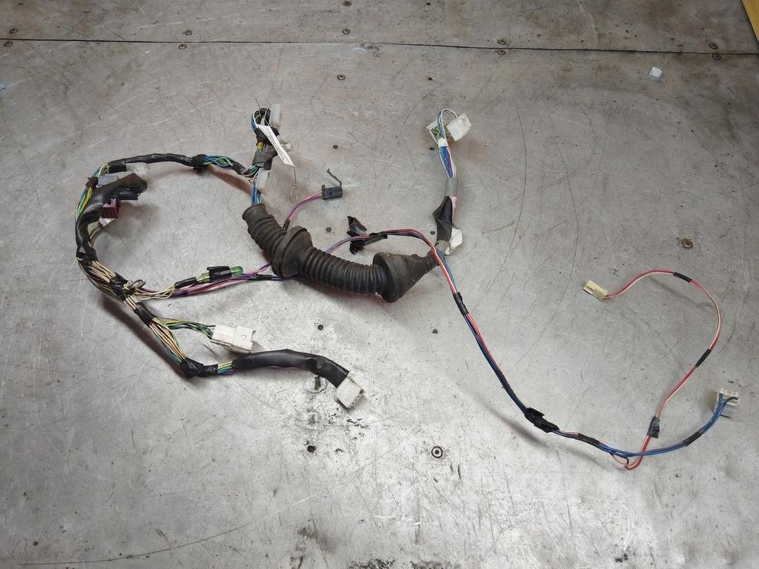 Проводка двери передней правой 61LFG1 Toyota Avensis