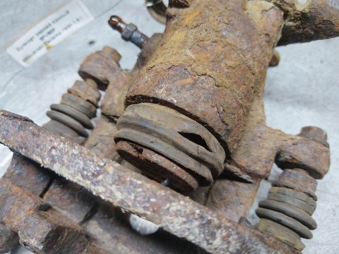 Суппорт задний правый 8FV90F Mitsubishi Carisma - Фото 6