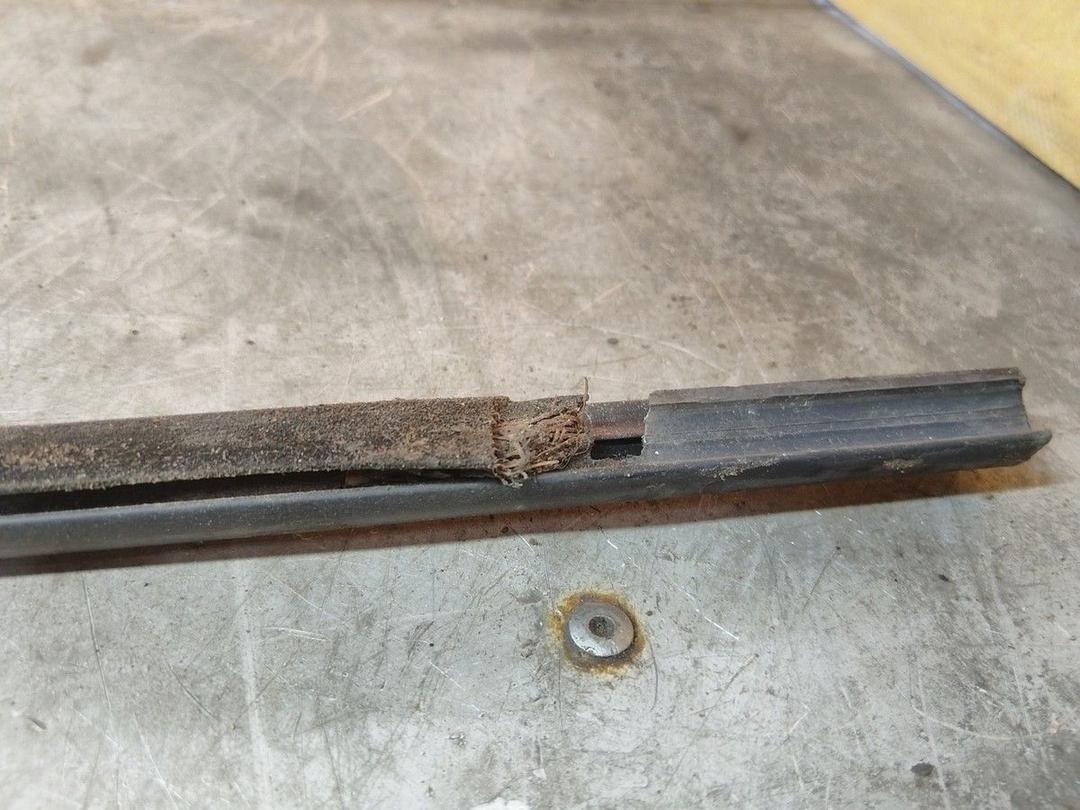 Молдинг стекла двери задней правой наружный 1KWM9O Renault Scenic - Фото 3