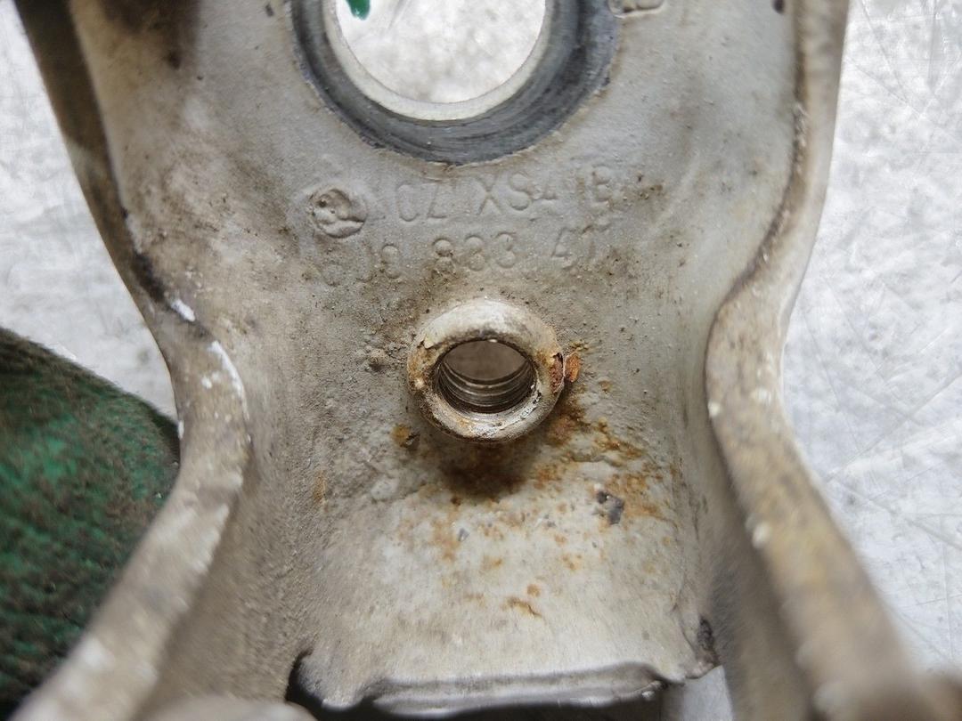 Петля двери передней левой UP4BSC Skoda Fabia купить в магазине запчастей бу