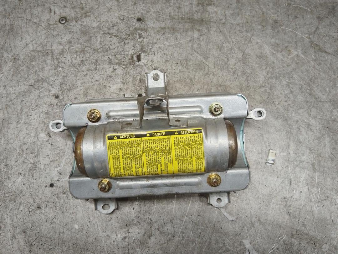 Подушка безопасности пассажира 7L0V5J Toyota Corolla купить с доставкой