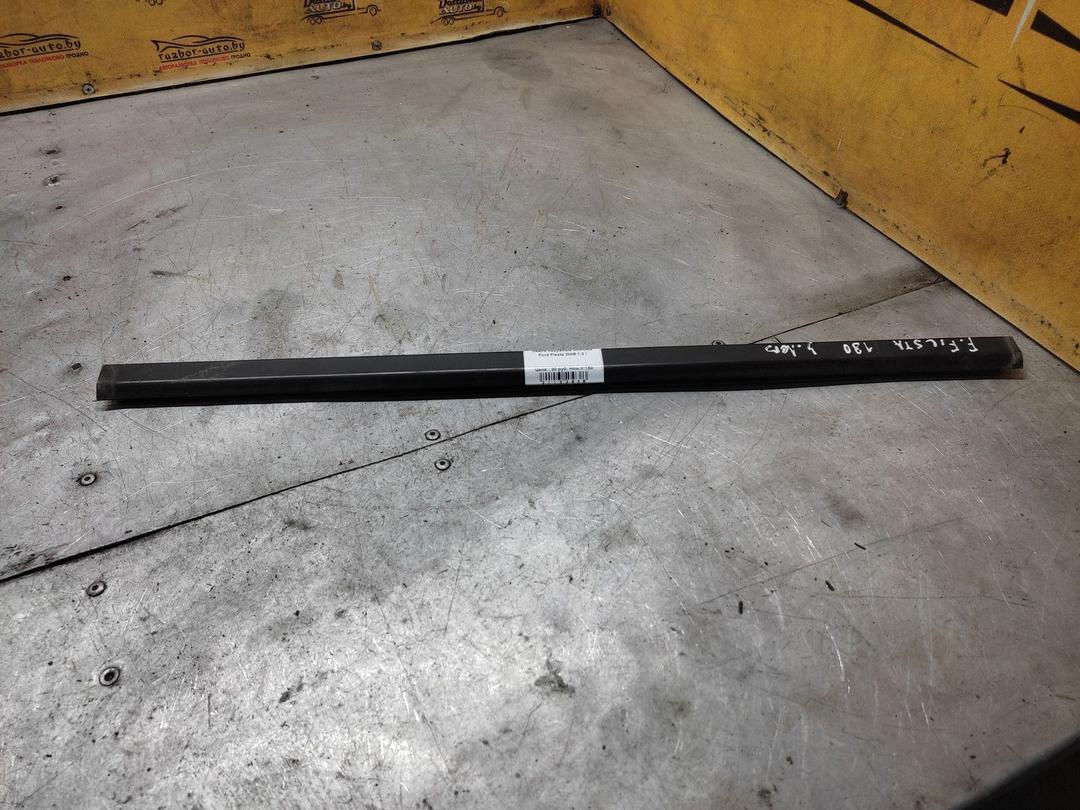 Молдинг стекла двери задней левой наружный 0MFUH3 Ford Fiesta