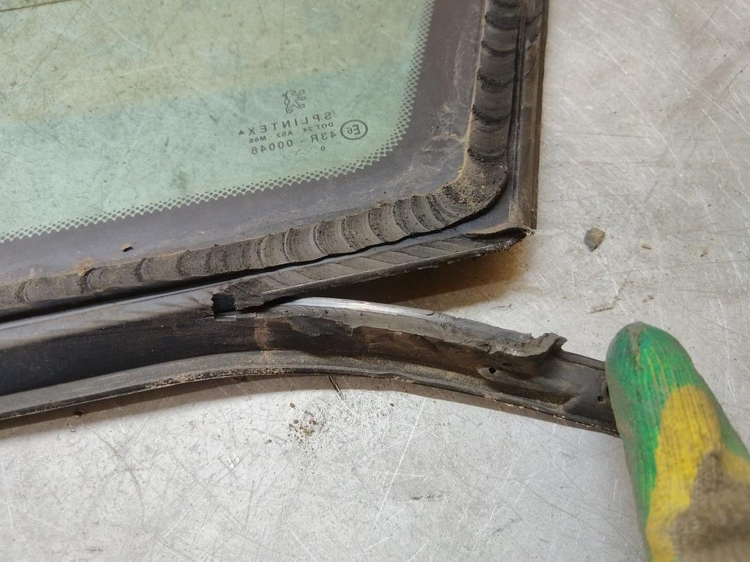 Стекло кузовное боковое левое 0408E6 Peugeot 406 купить на авторазборке