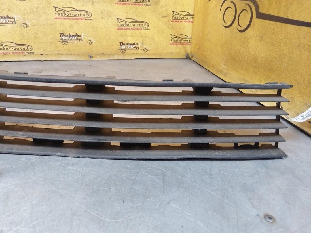 Заглушка (решетка) в бампер передний YLYJK8 Volkswagen Passat купить на авторазборке