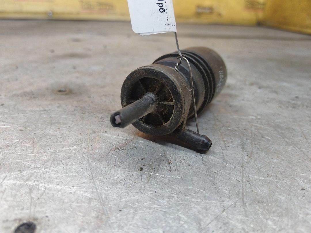 Насос (моторчик) омывателя стекла 88YJYL Volkswagen Passat - Фото 2