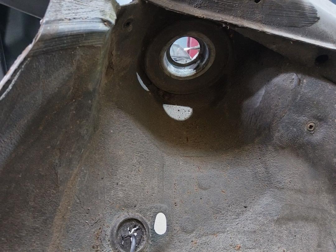 Стакан лонжерона правый E85HMR Volkswagen Golf купить с доставкой