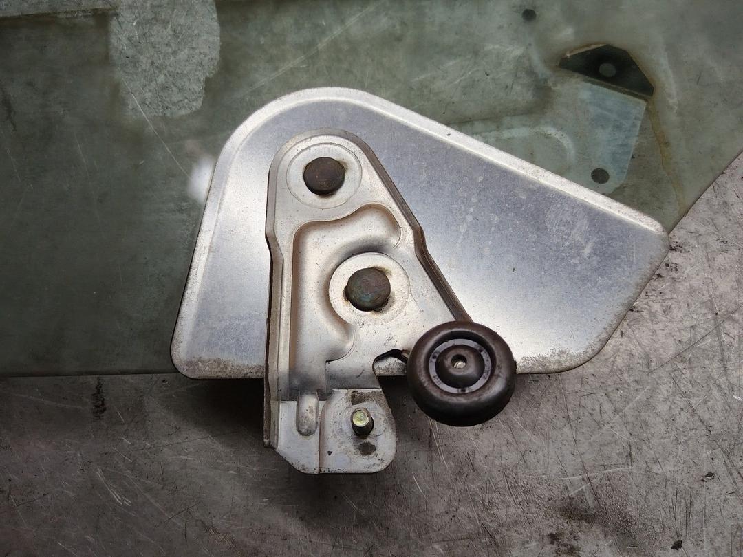 Стекло двери задней правой 0F5BEF undefined