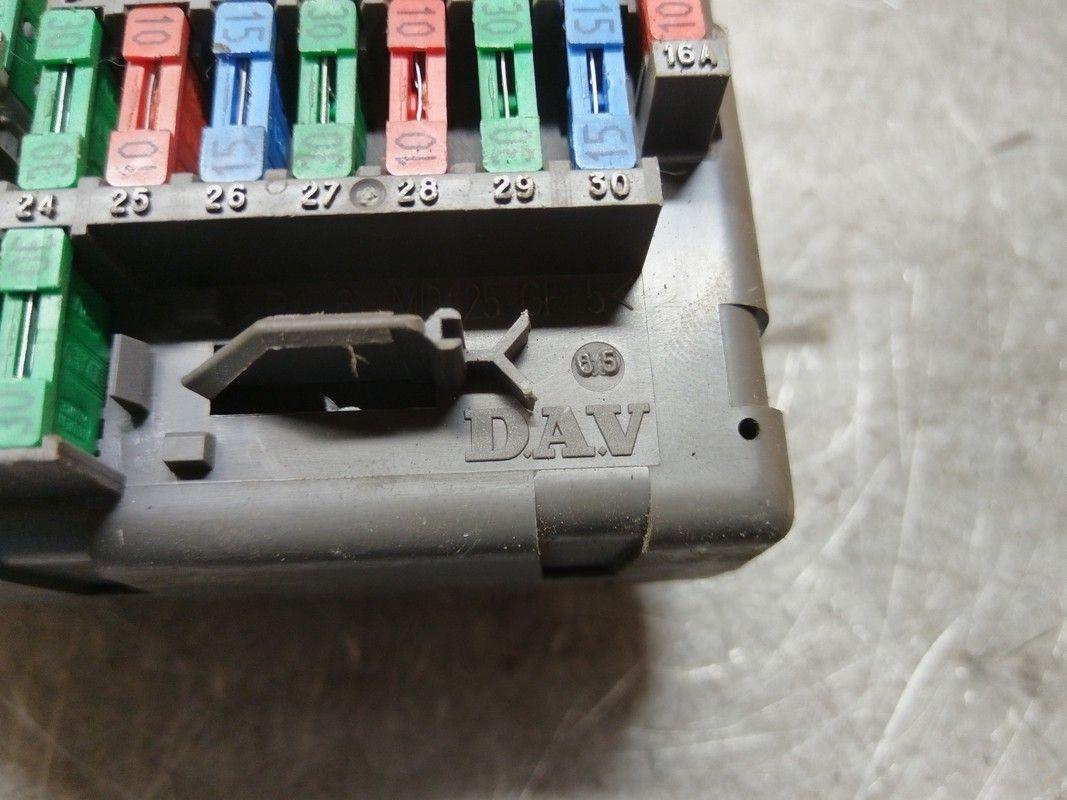 Блок предохранителей L9DKFM Peugeot 406 - Фото 2