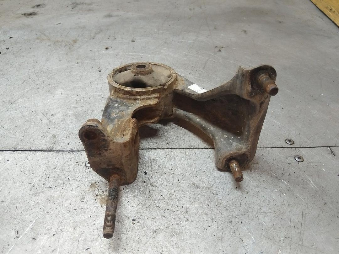 Подушка крепления КПП V74MOM Toyota Avensis купить в магазине запчастей бу