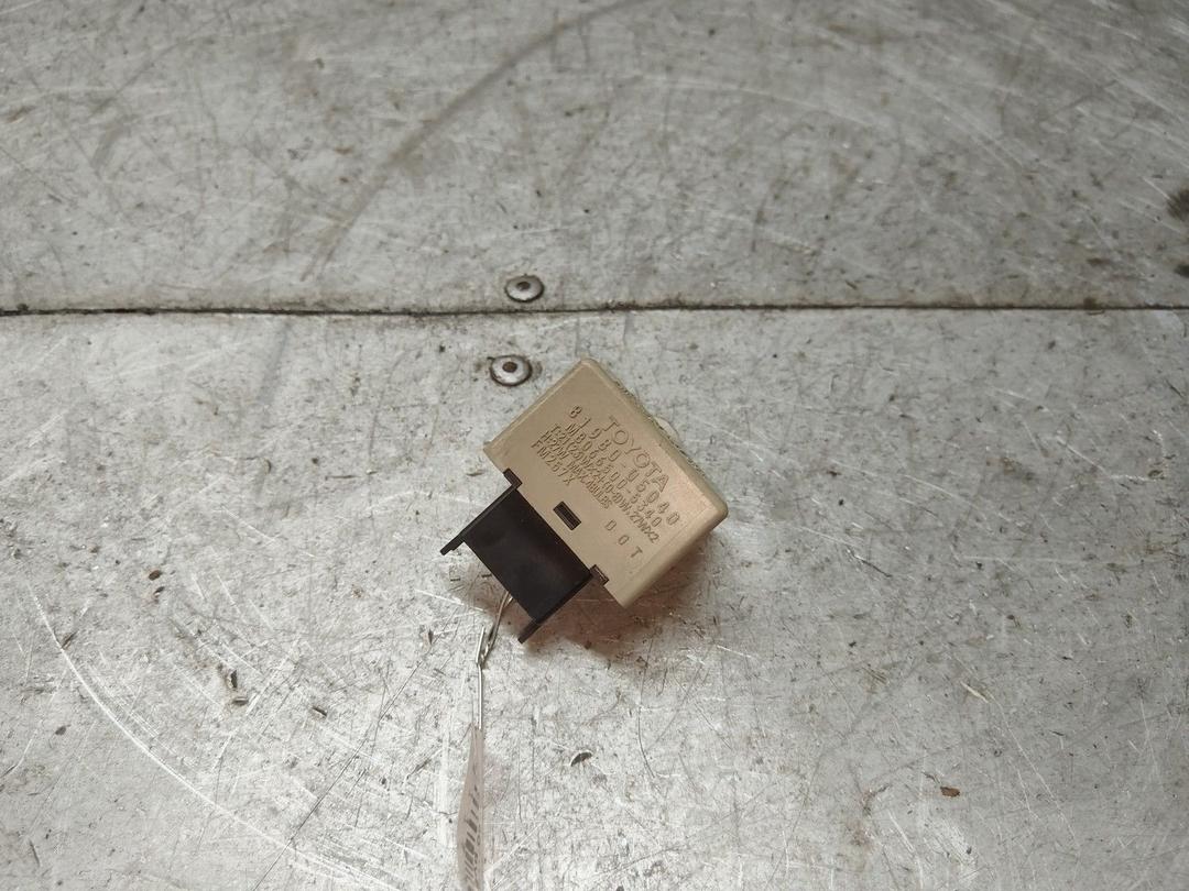 Реле поворотов ZRM93O Toyota Avensis