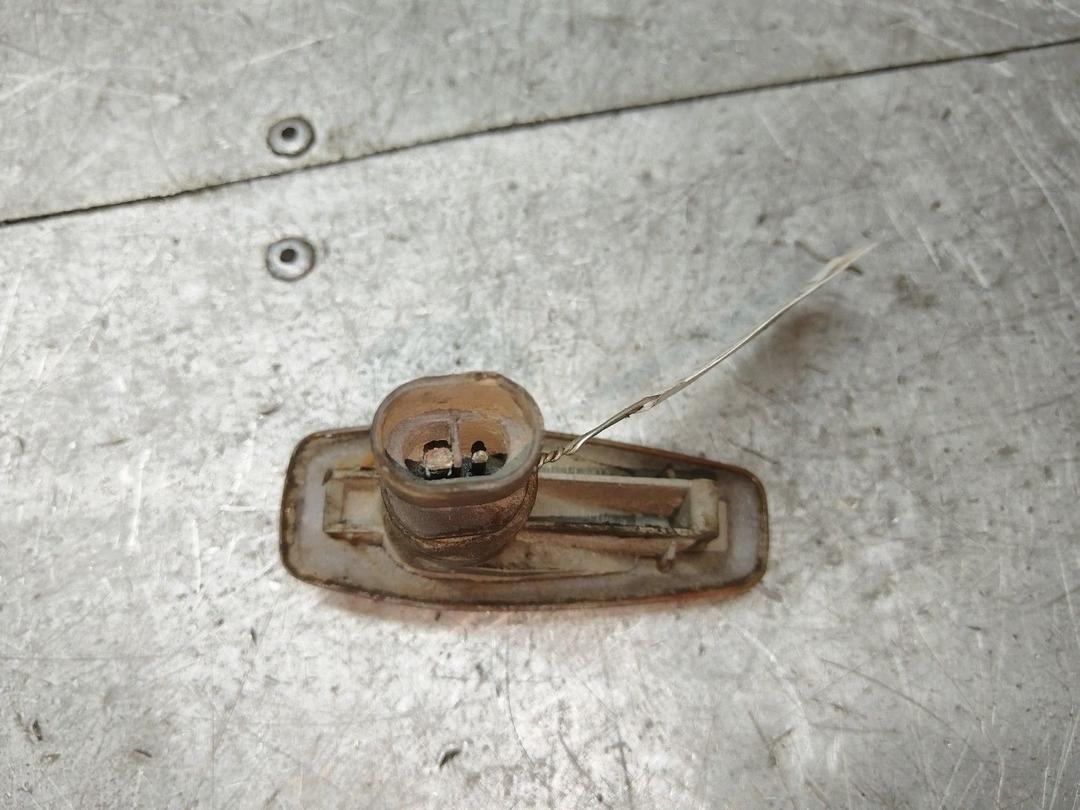 Повторитель передний левый 22N4W5 Mitsubishi Carisma купить