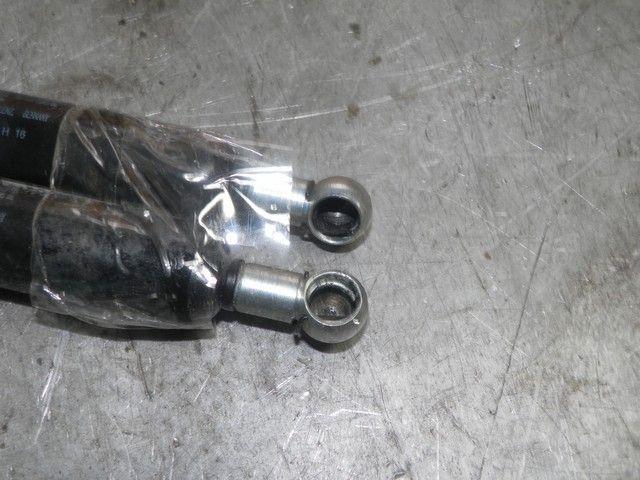 Амортизатор крышки багажника (3-5 двери) 0KX2GK Volvo V70 - Фото 2