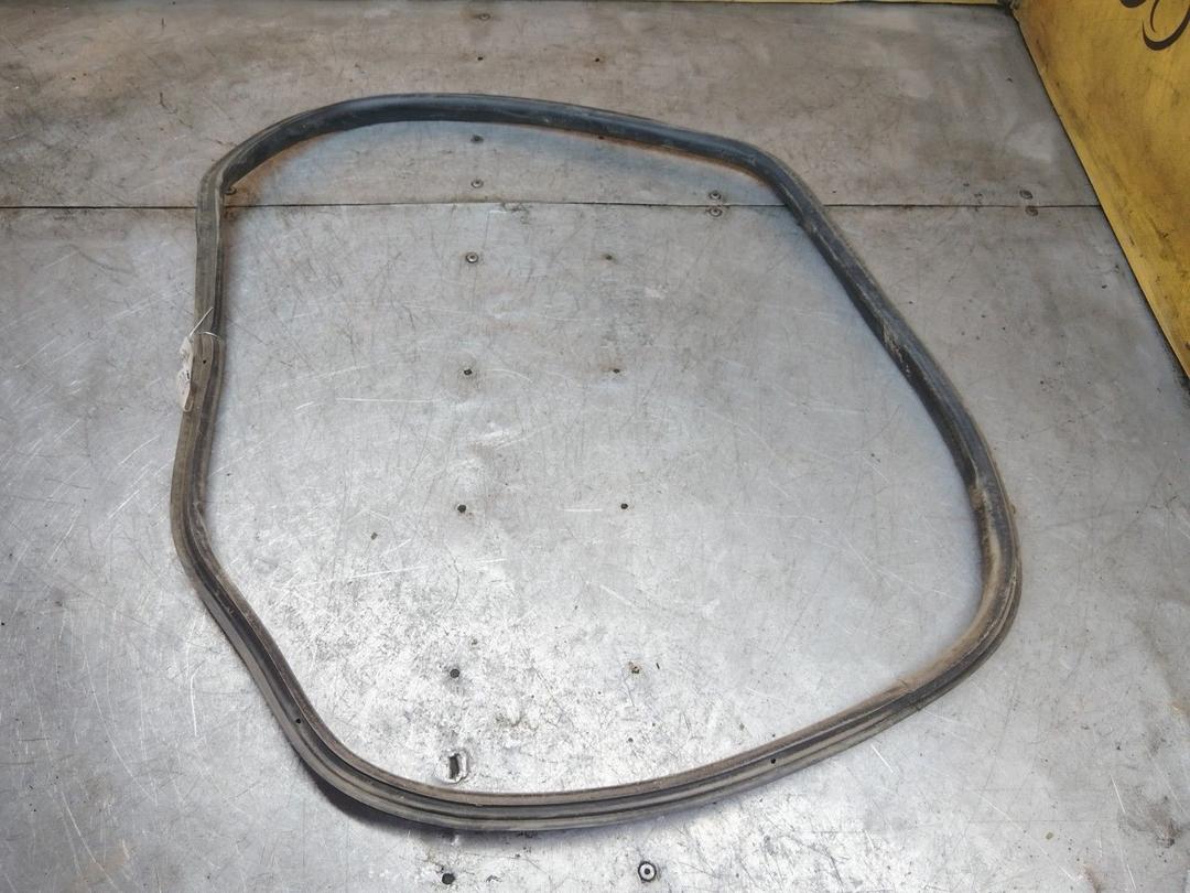 Уплотнитель стекла задней правой двери EY3E0N Peugeot Partner