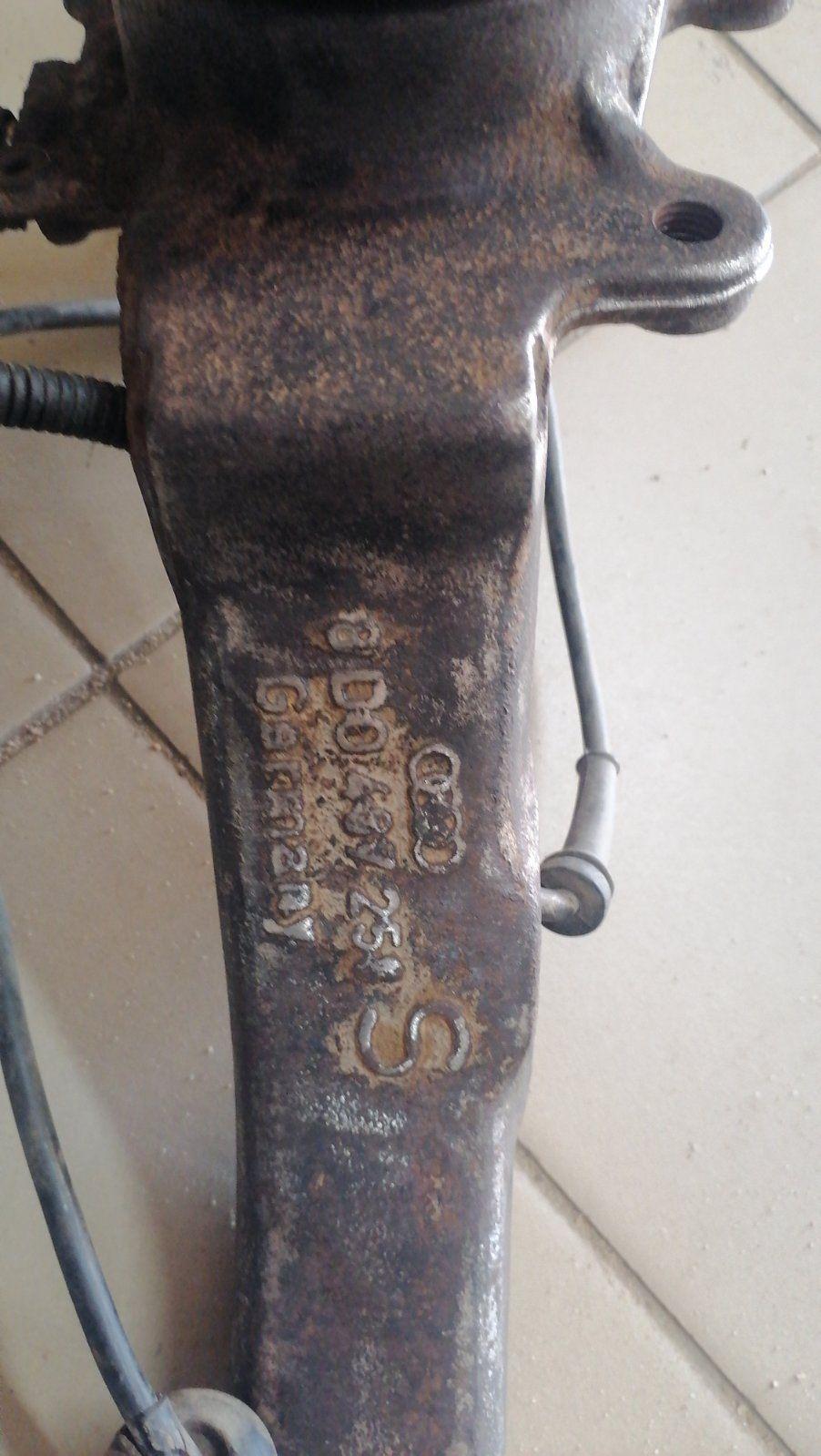 Кулак поворотный правый B355G4 Audi A4 undefined