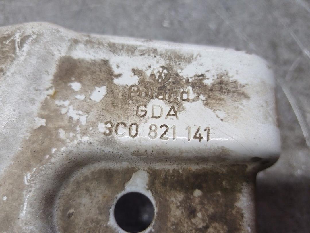 Кронштейн крепления крыла переднего левого UC9ZSJ Volkswagen Passat купить с доставкой