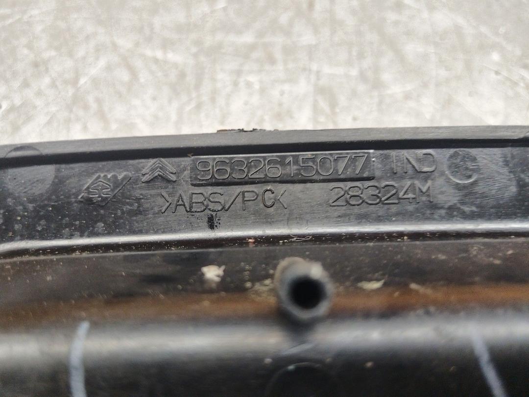 Рамка (накладка) рычага КПП 0T6KLP Citroen C5 купить с доставкой