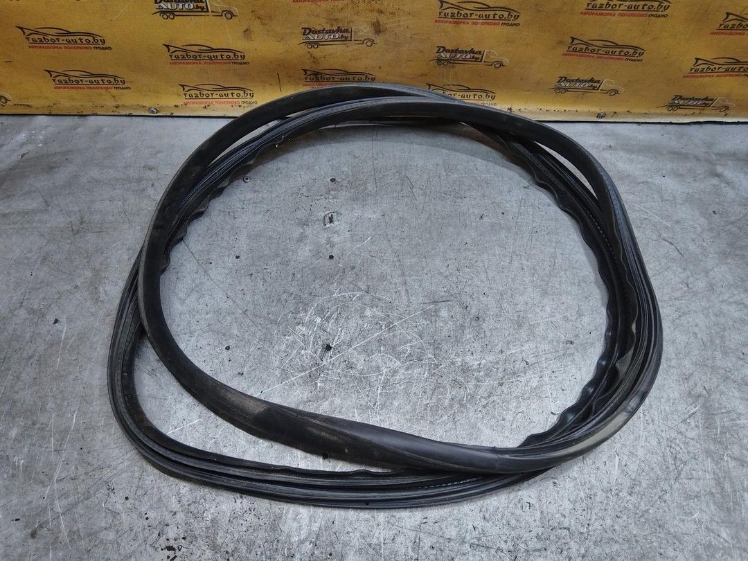 Уплотнитель двери передней правой 4ZR2AA Volvo XC70 купить с доставкой