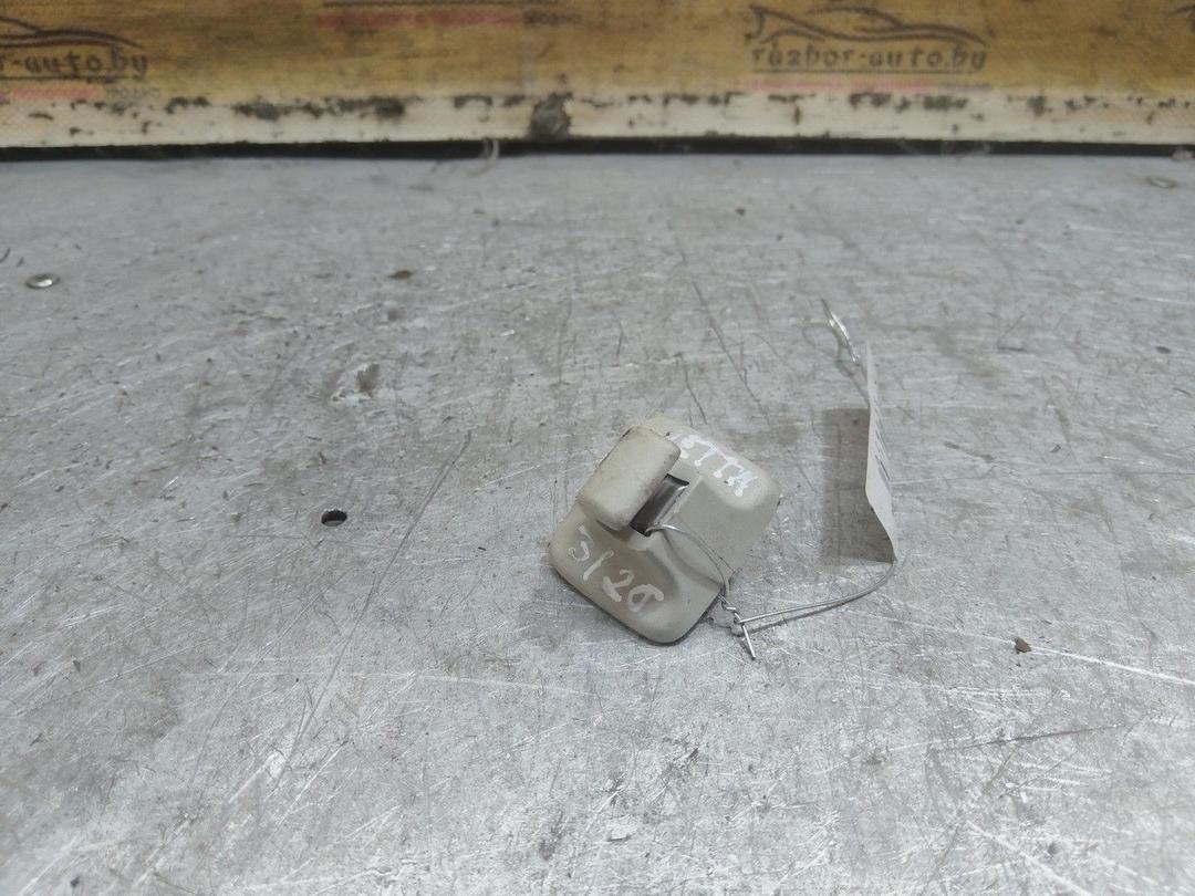 Крепление (крючок) солнцезащитного козырька E3M56V Volkswagen Jetta - Фото 1