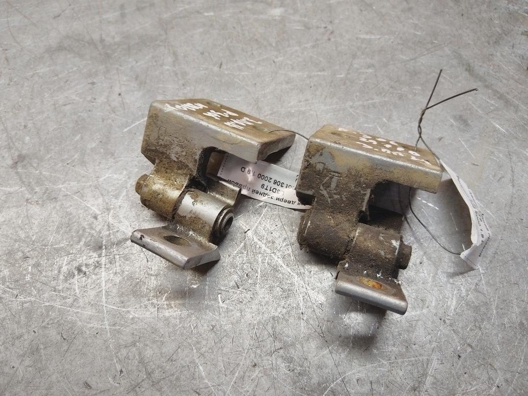 Петля двери задней правой L3D1T9 Peugeot 306