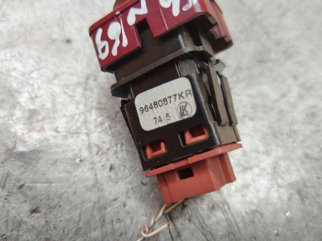 Кнопка аварийной сигнализации 4ZL1ZL Citroen C4 купить на авторазборке