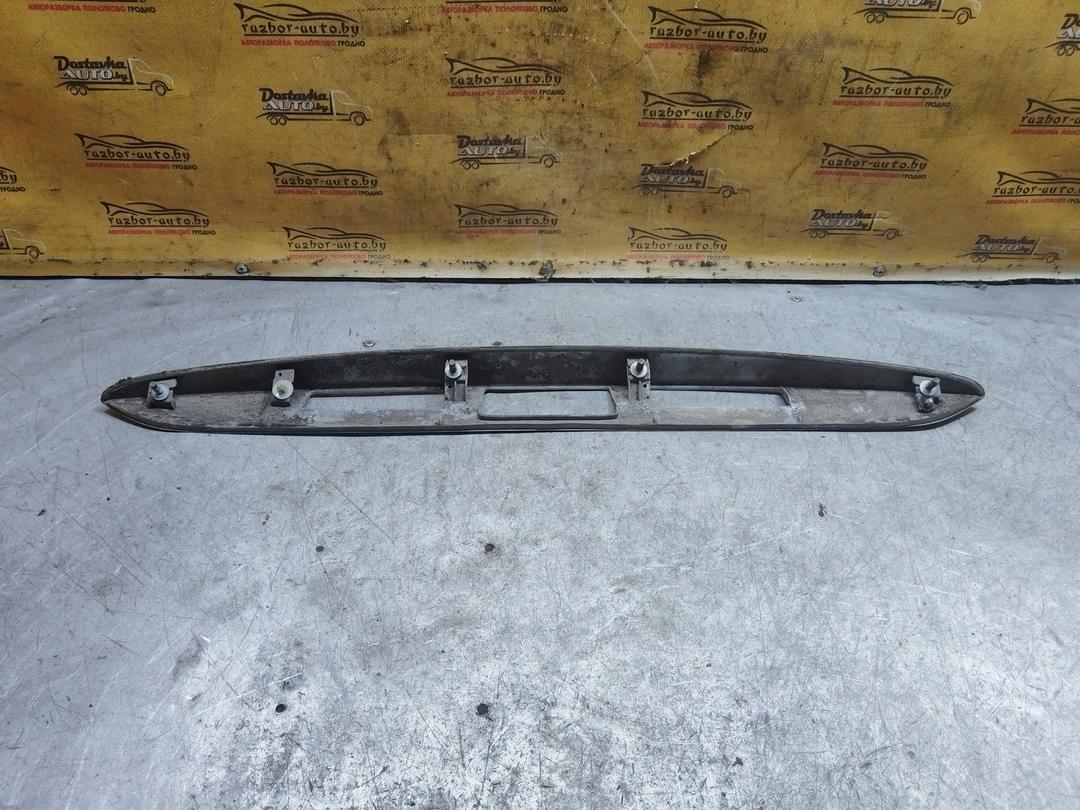 Накладка подсветки номера L8DNAZ Mitsubishi Grandis купить в магазине запчастей бу