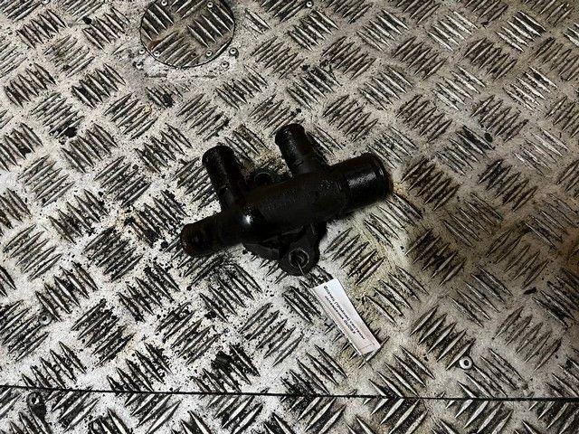 Фланец (тройник) системы охлаждения 0IJD5X Peugeot 306 - Фото 1