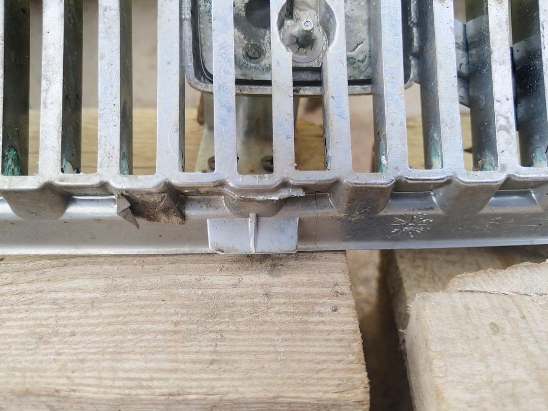 Решетка капота QE0P8V Volvo V70 - Фото 4