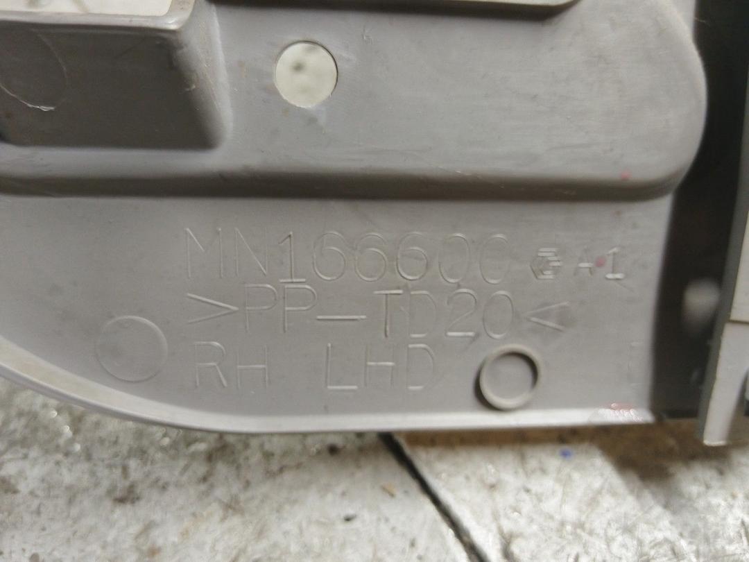 Консоль салона (кулисная часть) BKNQS8 Mitsubishi Grandis undefined